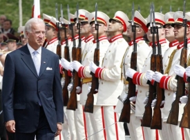 Nákupy zbraní jsou Moskvě trnem v oku. Biden s prezidentskou gardou.